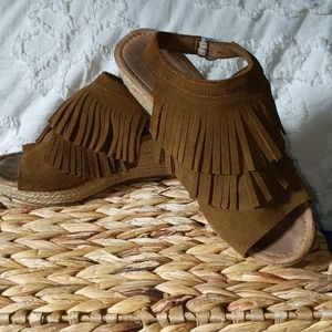 Adorable Minnetonka Fringe wedge  jute heels.